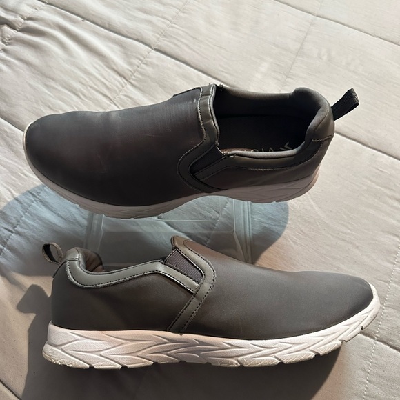 Vionic Gray Men's Slip-On Loafers - Picture 5 of 9